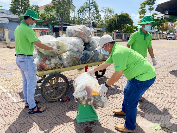 The program has collected over 30 tons of used pesticide packaging from Can Tho city and Dong Thap province in 2024. Photo: Le Hoang Vu.
