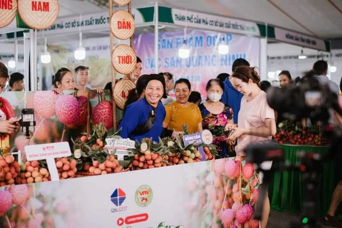 Livestream promoting Phuong Nam early-ripening lychees on the page of the Quang Ninh Center for Promotion and Industrial Development. Photo: Cuong Vu.