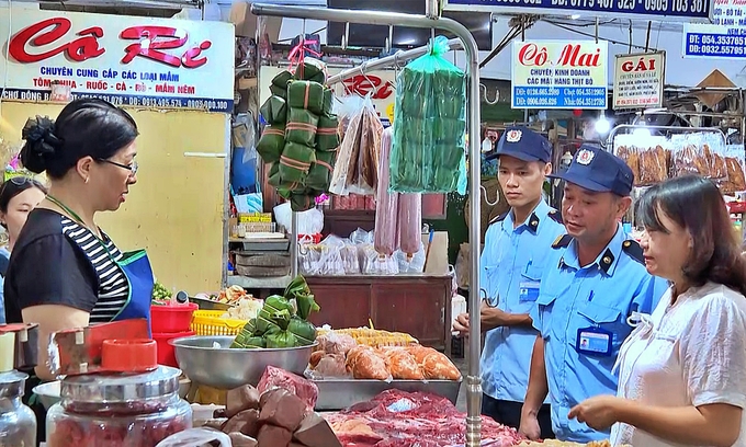 The Management Board of Dong Ba Market periodically organizes inspections, reviews, and supervises pork stalls' hygiene and food safety compliance. Photo: ILRI.
