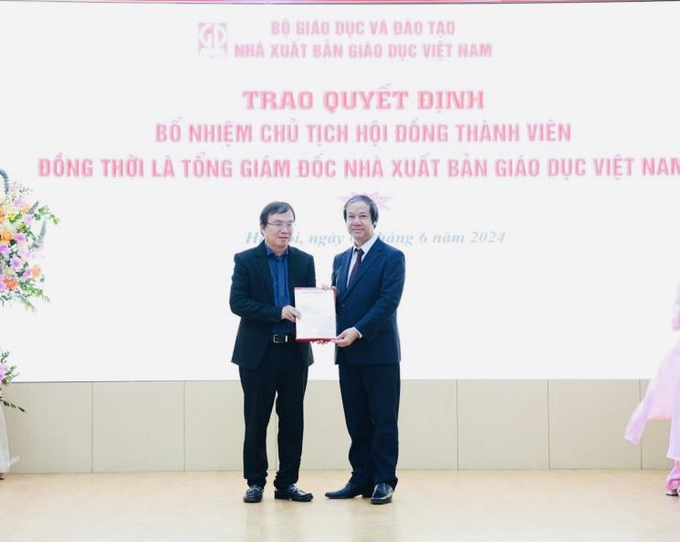 Bộ trưởng Nguyễn Kim Sơn (ảnh phải) trao Quyết định bổ nhiệm Chủ tịch Hội đồng thành viên đồng thời là Tổng Giám đốc Nhà xuất bản Giáo dục Việt Nam Nguyễn Tiến Thanh.