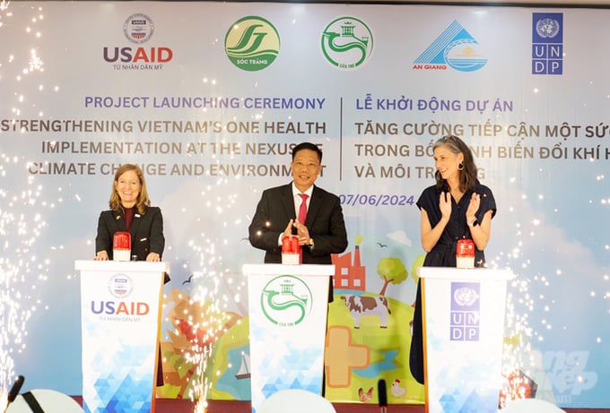 anh-1-131424_602-131424.jpg Hoa Kỳ, TP Cần Thơ và tỉnh An Giang khởi động dự án nâng cao năng lực cấp tỉnh nhằm giải quyết các mối đe dọa y tế công cộng liên quan đến biến đổi khí hậu. Ảnh: Lê Hoàng Vũ.
