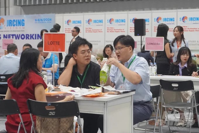 International distribution channels and importers connect with Vietnamese manufacturers. Photo: Nguyen Thuy.