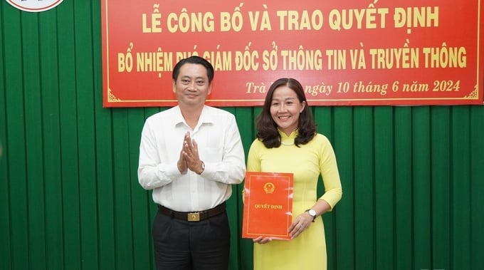 Phó Chủ tịch UBND tỉnh Trà Vinh Nguyễn Quỳnh Thiện (bên trái) chúc mừng Phó Giám đốc Sở Thông tin và Truyền thông. Ảnh: HT.