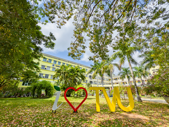 i-love-tvu-153537_896.jpg Nhà trường nhiều năm liền vào Top 200 trường đại học có môi trường giáo dục xanh và đầu tư phát triển bền vững, theo UI GreenMetric Ranking. Ảnh: TVU.