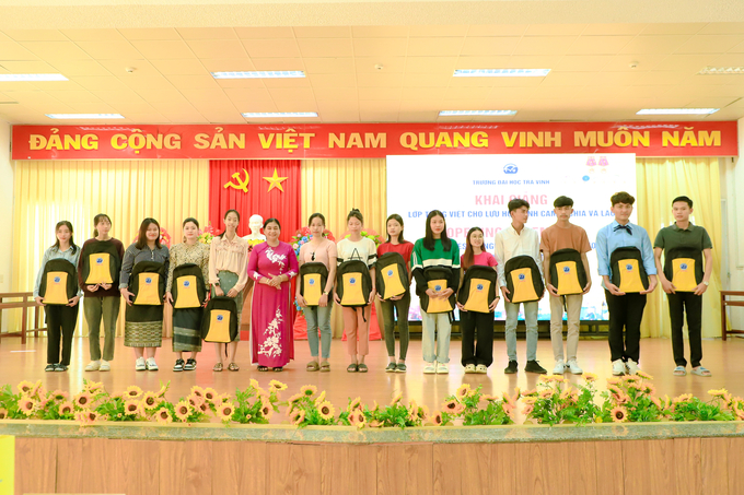 sinh-vien-campuchia-va-sv-lao-hoc-tieng-vieckhai-giang-lop-tieng-viet-cho-luu-hoc-sinh-campuchia-va-lao-nam-2024--tvu2-1-153612_776.jpg TS Thạch Thị Dân, Phó Hiệu trưởng Trường Đại học Trà Vinh trao quà cho lưu học sinh Campuchia và Lào đang học tập tại trường. Ảnh: TVU.