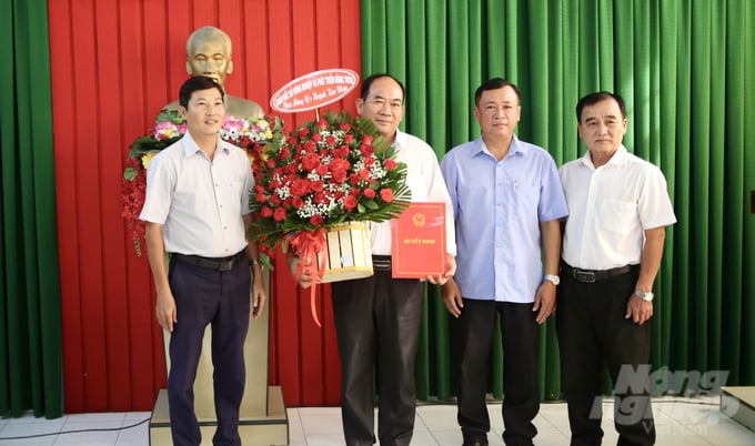 Ông Huỳnh Kim Nhân (cầm hoa) được bổ nhiệm làm Phó Giám đốc Sở NN-PTNT tỉnh Trà Vinh. Ảnh: NL.
