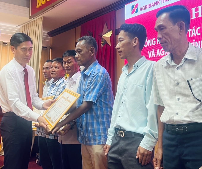 agribank-bac-lieu-day-manh-hoat-dong-cho-vay-qua-cac-to-nong-dan-105235_107.jpg Ông Phan Văn Bá, Phó Trưởng Văn phòng đại diện Agribank khu vực Tây Nam bộ, tặng bằng khen cho các Tổ trưởng Tổ nông dân có thành tích xuất sắc trong công tác phối hợp với Agribank nâng cao chất lượng tín dụng. Ảnh: Minh Khương.