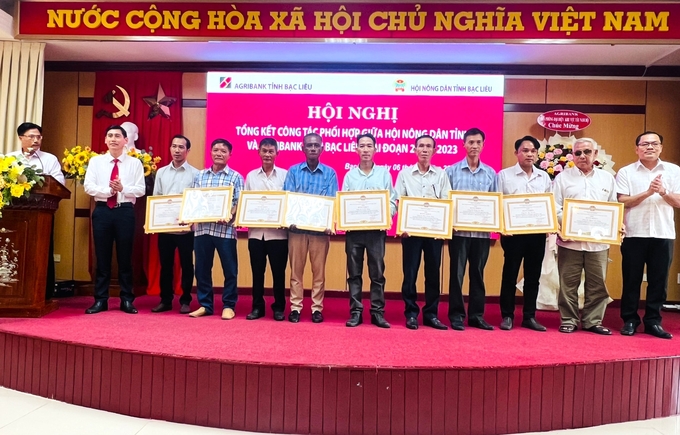 agribank-bac-lieu-day-manh-hoat-dong-cho-vay-qua-cac-to-nong-dan-110154_476.jpg Đại diện Hội Nông dân tỉnh Bạc Liêu và Agribank tặng bằng khen cho các Tổ trưởng Tổ nông dân. Ảnh: Minh Khương.