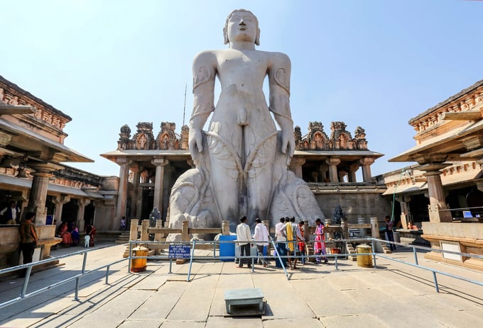 duc-phat-dao-jain-tuong-bahubali-092930_872.jpg Tượng giáo sĩ Bahubali phái Áo Trời bằng đá nguyên khối cao 18m, trên đỉnh núi Shravana Belagola.