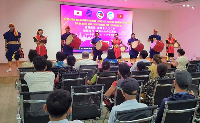 Đoàn nghệ thuật múa trống Eisa Urakaji, Nhật Bản biểu diễn phục vụ các bệnh nhân đang điều trị tại Bệnh viện Trung ương Huế. Ảnh: LG.