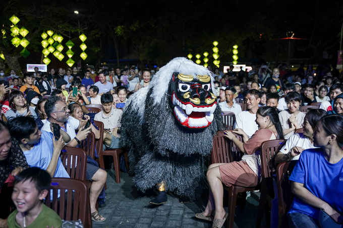 Đến với Festival Huế 2024, đoàn nghệ thuật Nhật Bản đã tạo nên nhiềm cảm hứng cho du khách, người dân địa phương bằng các tiết mục biểu diễn ấn tượng. Ảnh: LG.