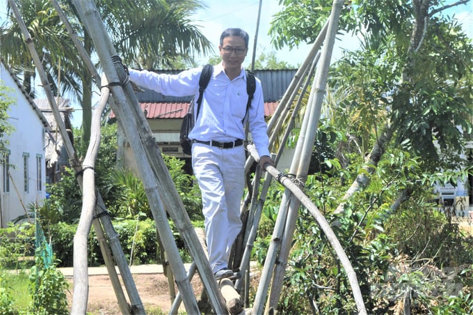 Vùng nông thôn trước đây giao thông trắc trở, muốn đi tác nghiệp được thì nhà báo phải biết đi qua cầu khỉ, gặp gỡ nông dân để lấy tư liệu. Ảnh: TL.