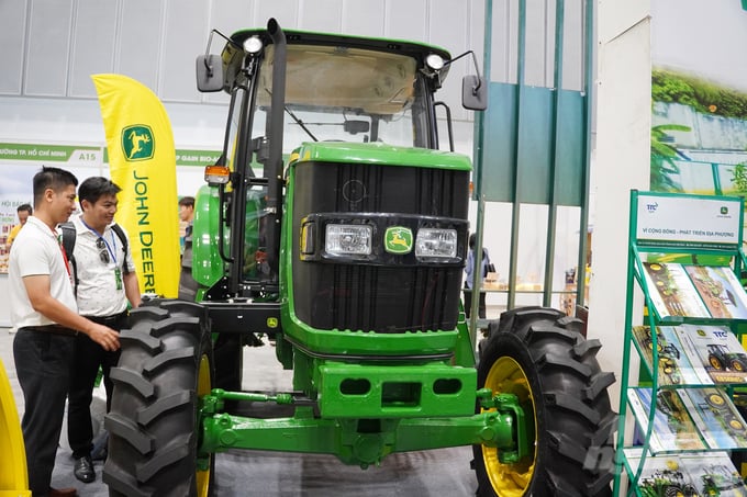 1-151341_920-151343.jpg Nhiều máy móc, thiết bị phục vụ trong nông nghiệp được các đơn vị trong nước và quốc tế giới thiệu tại Triển lãm. Ảnh: Nguyễn Thủy.