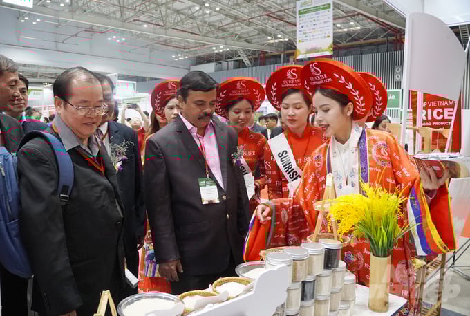 3-151345_476-151346.jpg Giới thiệu các thương hiệu gạo nổi tiếng của Việt Nam với các đại biểu. Ảnh: Nguyễn Thủy.