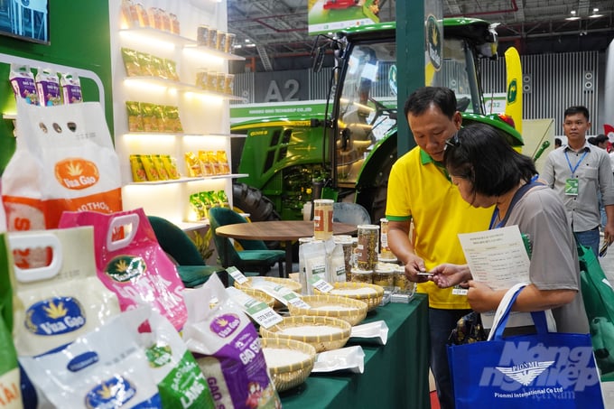 5-151348_329-151349.jpg Khu trưng bày, tôn vinh gạo xuất khẩu. Ảnh: Nguyễn Thủy.