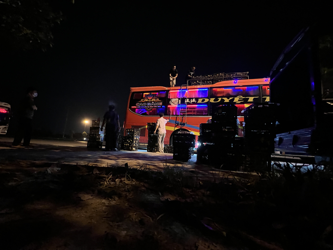 Vận chuyển giống gia cầm bằng xe khách từ miền xuôi lên các tỉnh biên giới phía Bắc - thủ đoạn mới. Ảnh: Hùng Khang.
