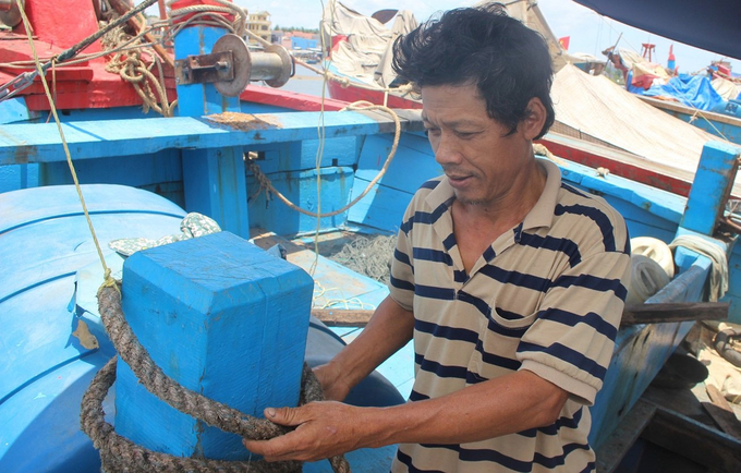 ngu-dan-1-101545_391.jpg Ngư dân Lê Văn Có (trú xã Nghĩa An. TP Quảng Ngãi) chia sẻ khó khăn trong việc neo đậu tàu thuyền do luồng lạch ra vào bị bồi lấp. Ảnh: Lê Khánh.