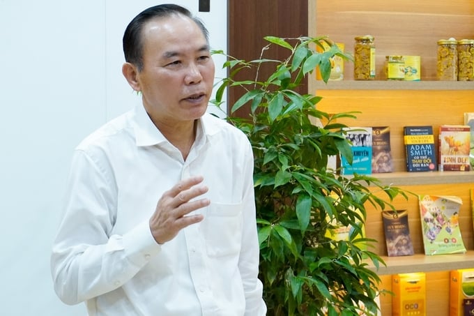 Thứ trưởng Bộ NN-PTNT Phùng Đức Tiến trao đổi với phóng viên Báo Nông nghiệp Việt Nam sau khi đọc/xem loạt phóng sự điều tra 'Thủ đoạn mới vận chuyển giống gia cầm Trung Quốc'. Ảnh: Tùng Đinh.