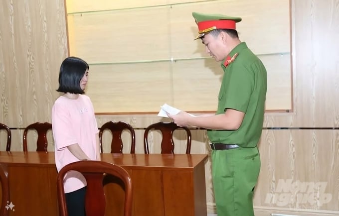 z5530779053822_37207494e2651199f58951f0fb4f4f96-103240_358-103240.jpg Cơ quan Cảnh sát điều tra Công an tỉnh Đồng Nai đọc lệnh khởi tố bắt tạm giam bị can Đoàn Thị Kiều. Ảnh: Cơ quan công an cung cấp.