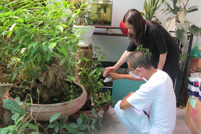 Giám sát các ổ bọ gậy phòng bệnh sốt xuất huyết trên địa bàn quận Hai Bà Trưng. Ảnh: Trung tâm Y tế quận Hai Bà Trưng.