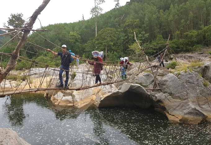 1-110226_15.jpg Đường lên làng O2 nằm trên đỉnh Konhlon thuộc xã Vĩnh Kim (huyện Vĩnh Thạnh, Bình Định) bắt đầu từ chiếc cầu treo lắc lẻo. Ảnh: V.Đ.T.