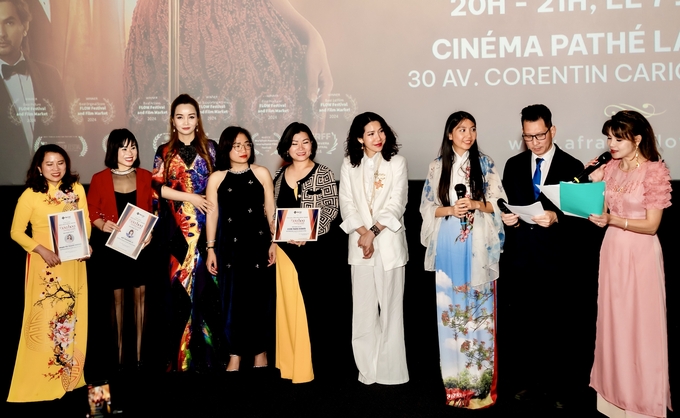 1-giao-luu-201945_34.jpg Đoàn làm phim 'Đóa hoa mong manh' giao lưu với Việt kiều Paris.