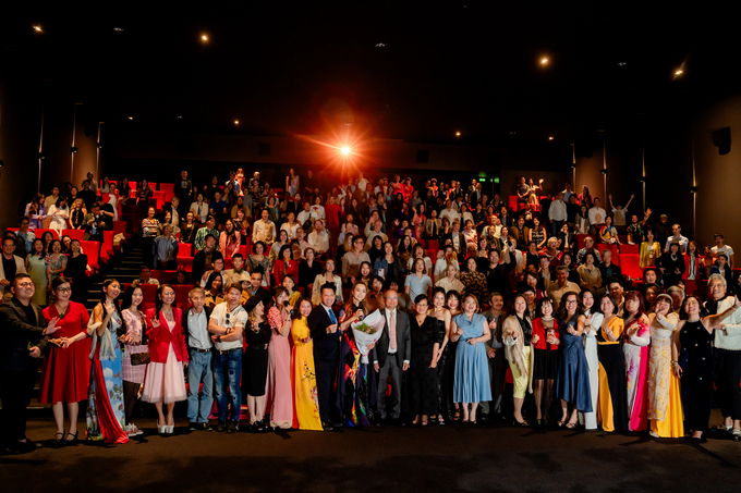 1-khan-gia-202120_981.jpg Hơn 300 khán giả đến rạp Pathé La Villette ủng hộ 'Đóa hoa mong manh'.