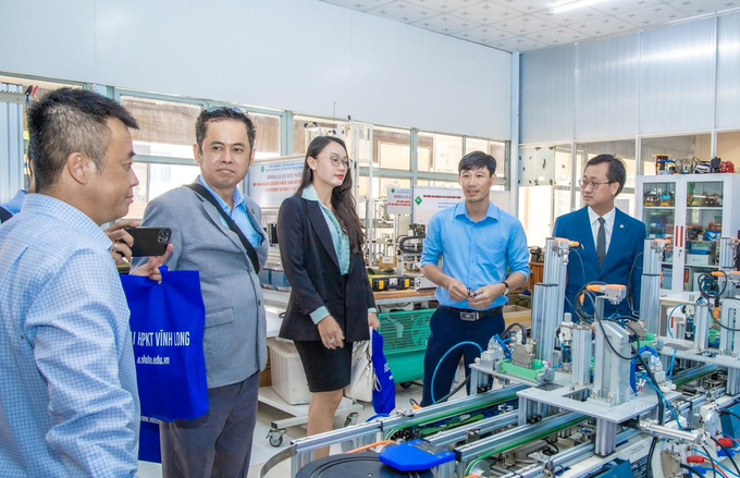 Kết thúc buổi làm việc, đoàn đến tham quan các phòng thực hành kỹ thuật của VLUTE. Ảnh: VLUTE.