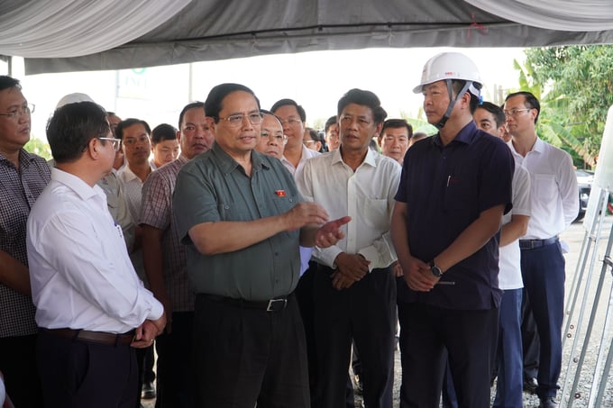 Thủ tướng Chính phủ Phạm Minh Chính kiểm tra dự án cao tốc trọng điểm vùng ĐBSCL. Ảnh: Kim Anh.