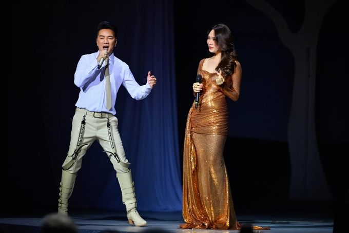 Ca sĩ Đàm Vĩnh Hưng và ca sĩ Mỹ Tâm trong live show.