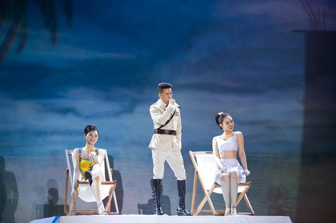 Live show 'Ngày em thắp sao trời' được dàn dựng công phu.