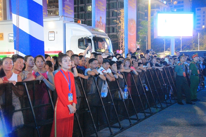 khai-mac-lien-hoan-du-lich-bien-nha-trang-2024-211223_296.jpg Rất đông khách du lịch và người dân địa phương tới tham dự lễ khai mạc. Ảnh: PC.