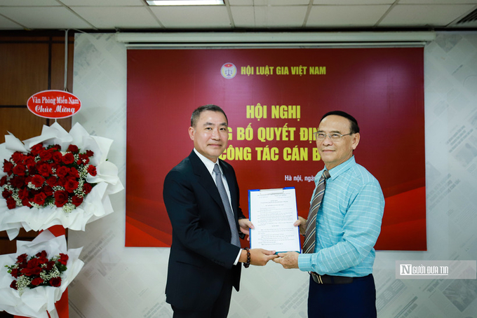 pham-huy-154859_218.jpg Trao quyết định bổ nhiệm Tổng biên tập Tạp chí Đời sống và Pháp luật cho ông Phạm Quốc Huy (bên trái). Ảnh: NĐT.