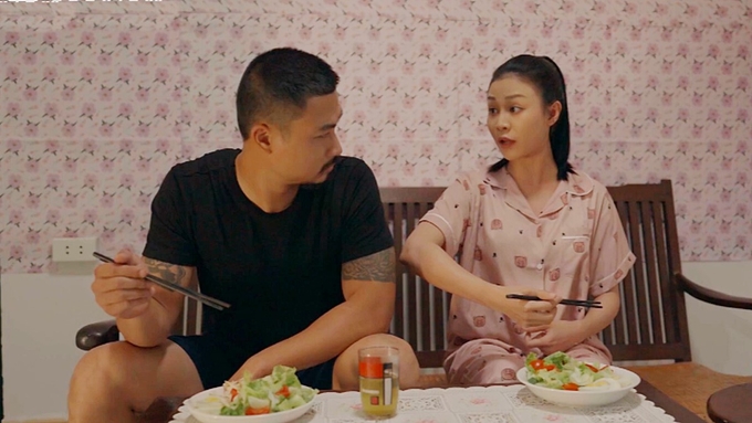 Diệp quan tâm, chăm sóc cho Trí. Ảnh CMH