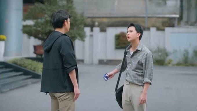 truc-tiep-nhung-neo-duong-gan-xa-tap-16-tren-vtv1-hom-nay-14-6-154432_933.jpg Dũng cho rằng chính Hùng khiến mọi người trong công ty coi thường mình. Ảnh CMH