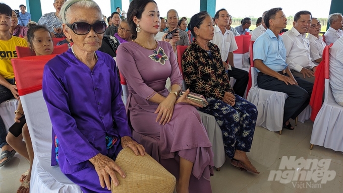 bidv-khanh-thanh-nha-cong-dong-tranh-lu-thu-10-cho-cac-tinh-mien-trung-145719_296-145719.jpg Đông đảo người dân địa phương đến tham dự lễ khánh thành nhà cộng đồng tránh lũ thôn Vĩnh An. Ảnh: Công Điền.