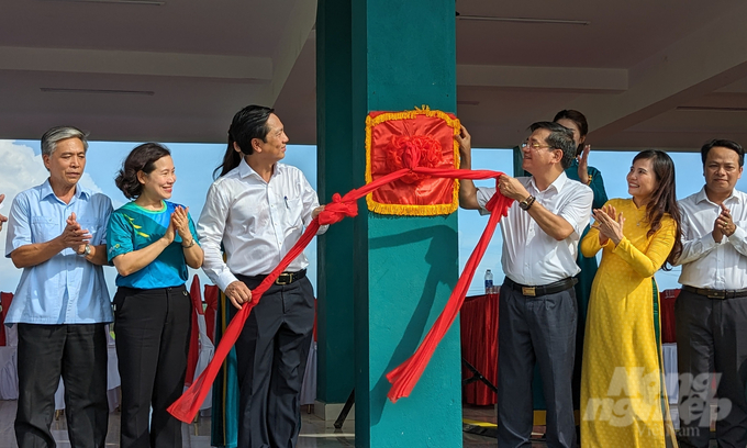 bidv-khanh-thanh-nha-cong-dong-tranh-lu-thu-10-cho-cac-tinh-mien-trung-154452_427-154454.jpg Các đại biểu thực hiện nghi thức kéo băng gắn biển công trình. Ảnh: Công Điền.