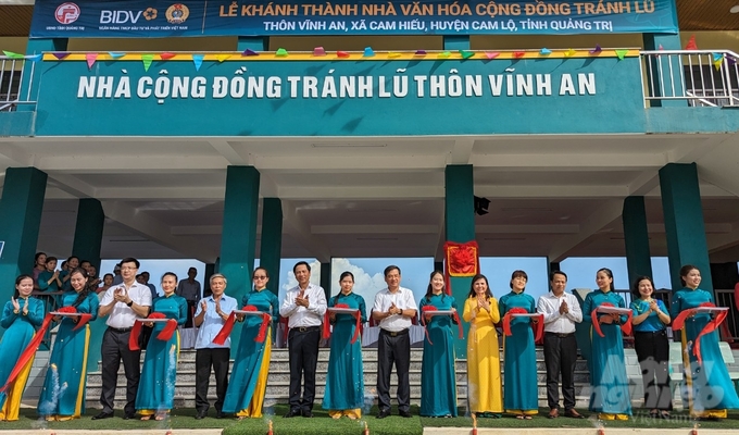 bidv-khanh-thanh-nha-cong-dong-tranh-lu-thu-10-cho-cac-tinh-mien-trung-155152_53-155152.jpg Các đại biểu cắt băng khánh thành nhà cộng đồng tránh lũ thôn Vĩnh An. Ảnh: Công Điền.