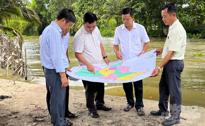 Lãnh đạo Sở NN-PTNT tỉnh Sóc Trăng khảo sát vị trí xây dựng hệ thống cống thuộc Dự án phòng, chống ngập úng vùng Quản Lộ Phụng Hiệp. Ảnh: Ảnh: Kim Anh.