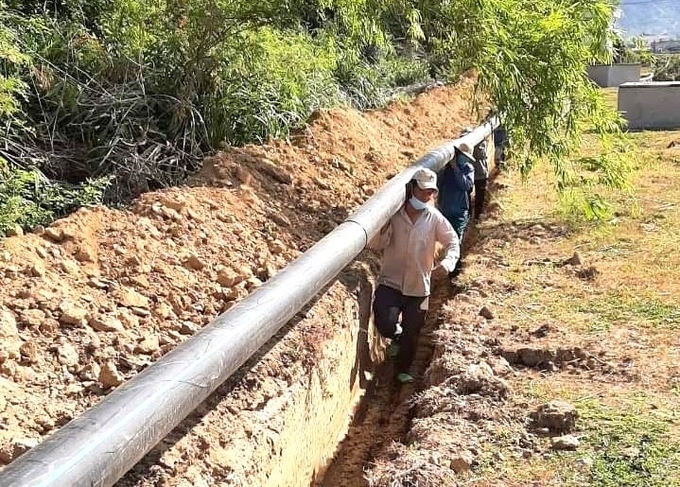 2-101721_755.jpg Ngành chức năng lắp đặt hệ thống đường ống để đưa nước sạch phục vụ người dân. Ảnh: V.Đ.T.