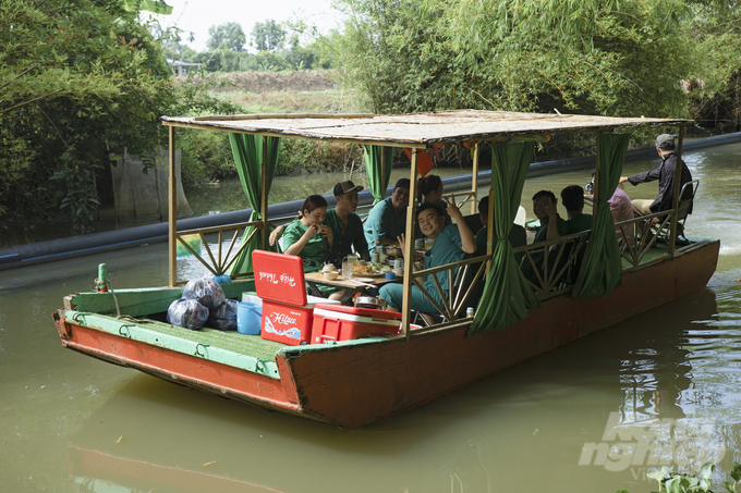 anh-4-1-154827_599-154828.jpg Tham gia các tuyến du lịch nông nghiệp du khách sẽ có cơ hội được hòa mình vào thiên nhiên, thưởng thức các loài cây trái, các món ăn đậm chất miền Tây sông nước và tham gia các hoạt động trải nghiệm dân gian. Ảnh: KT.