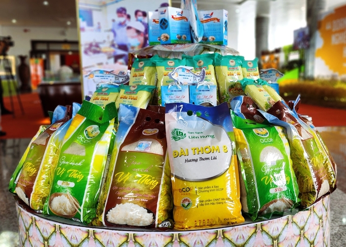 Sau khi thương hiệu Gạo sạch Vị Thủy được xây dựng và công nhận sản phẩm OCOP, giá trị hạt gạo và thu nhập của người trồng lúa đã có sự thay đổi rõ rệt. Ảnh. KT.