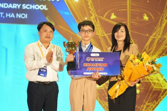 Vinh danh và trao thưởng cho thí sinh Quán quân cá nhân Bảng B khu vực miền Bắc. Ảnh: iSmart.