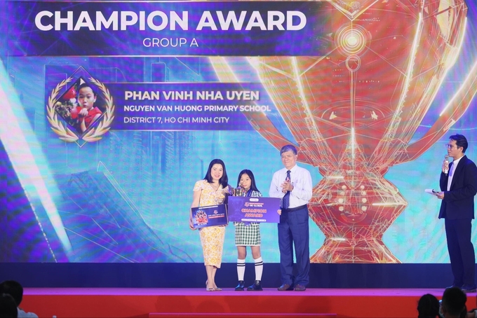 Vinh danh và trao thưởng cho thí sinh Quán quân cá nhân bảng A khu vực miền Nam. Ảnh: iSmart.