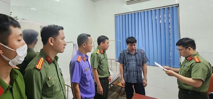 Ông Hà Huy Dũng, Trưởng khoa Điều trị bắt buộc thuộc Bệnh viện Tâm thần Trung ương I nghe đọc quyết định khởi tố.