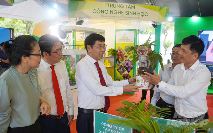 0-111701_245-111702.jpg Không gian triển lãm giới thiệu sản phẩm về giống cây trồng, giống vật nuôi và giống thủy sản phục vụ phát triển nông nghiệp đô thị TP.HCM. Ảnh: Nguyễn Thủy.