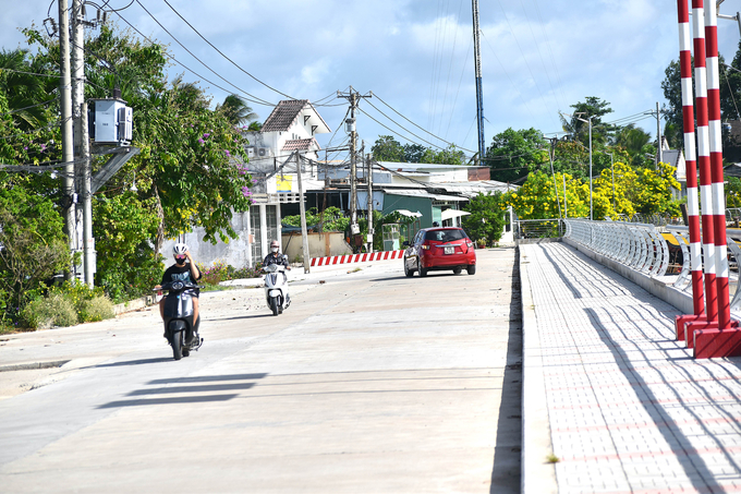 Tuyến kè khang trang do Ban Quản lý dự án Đầu tư và Xây dựng Thủy lợi 10 vừa đưa vào sử dựng, người dân rất phấn khởi. Ảnh: Minh Đảm.