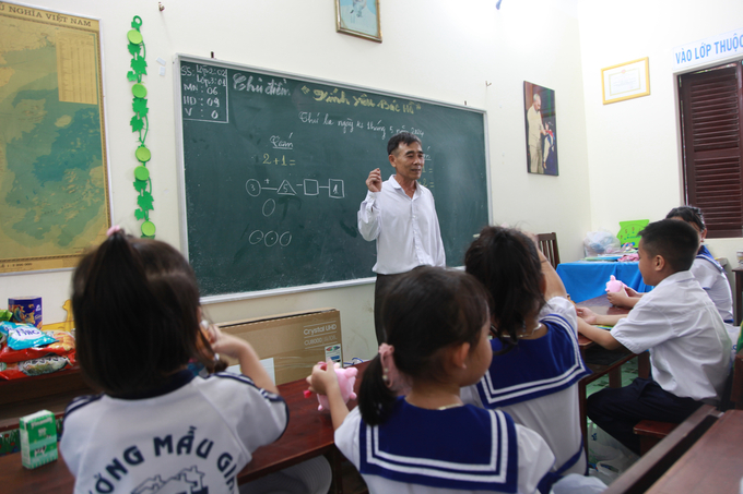 img_2055-132114_802.jpg Những tiếng ê a học chữ vẫn vang đều giữa trùng khơi. Ảnh: Xuân Hào.