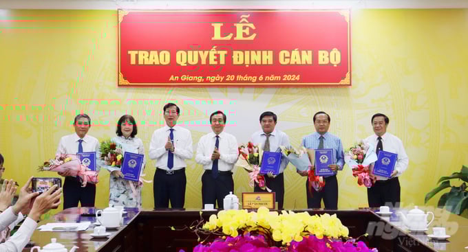 z5556431763452_b8d96baffbf187d2d8f830bd5b655d4a-165439_764-165440.jpg UBND tỉnh An Giang trao quyết định bổ nhiệm đối với 5 cán bộ. Ảnh: Lê Hoàng Vũ.