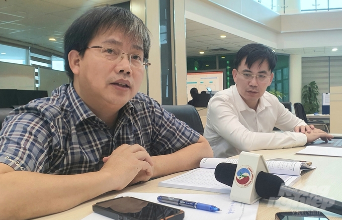 z5556470688492_a3c7ee5aa8fa4e51c5617090b2d06c9a-163045_944-163045.jpg Giám đốc Trung tâm Dự báo Khí tượng Thủy văn Quốc gia Mai Văn Khiêm (trái) trao đổi một số dự báo thời tiết trong thời gian tới. Ảnh: Kiên Trung.